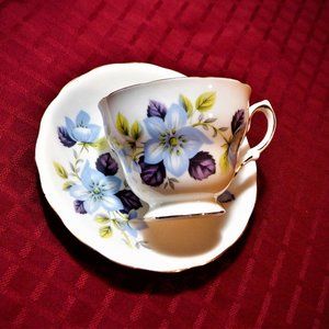 (*) *** QUEEN ANNE ~ Cup and Saucer / Set  ~ VINTAGE